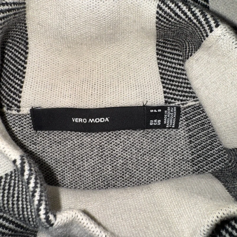 Vero Moda Women’s white and black turtle neck pullover sweater size small - Picture 5 of 8